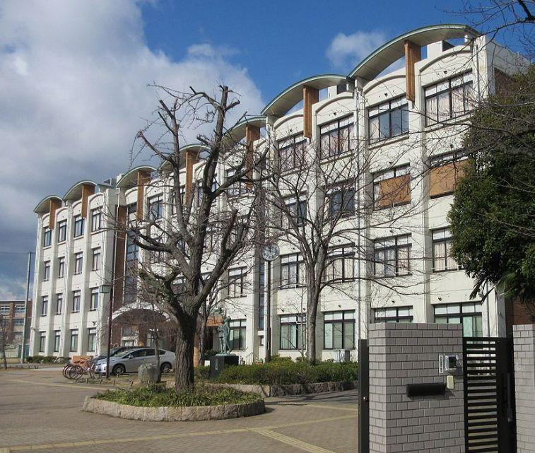 小学校　義務教育学校生野未来学園（小学校）まで828m