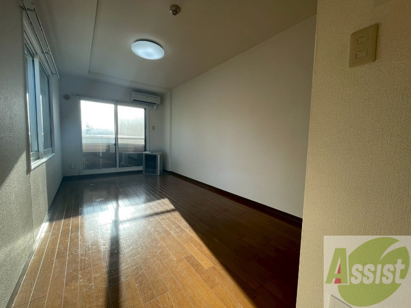居室・リビング　木目のフローリングは落ち着きのある印象のお部屋になりますね。