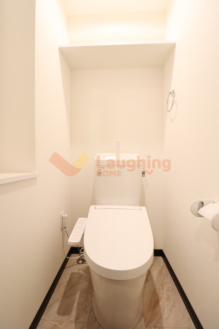 トイレ　落ち着いた色調のトイレです