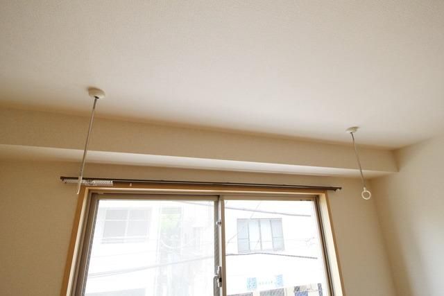 その他　☆室内物干し竿掛けがあり、室内でも洗濯物を干せます☆
