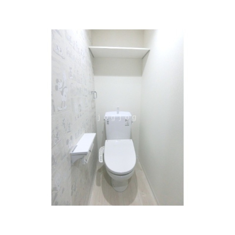 トイレ　嬉しい温水洗浄便座付きのトイレです。