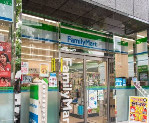 コンビニ　ファミリーマート 西麻布三丁目店（コンビニ）まで902m