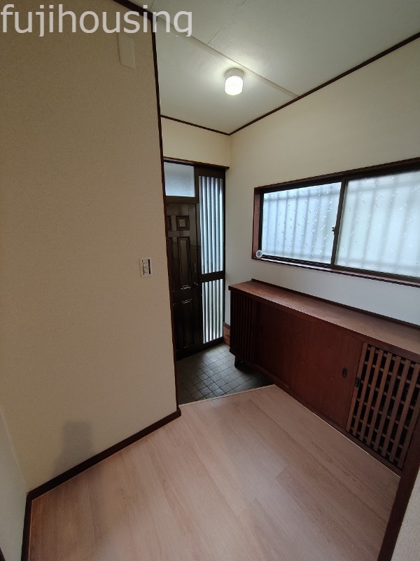 玄関　下駄箱あります