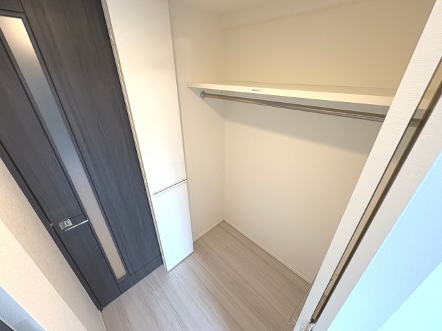 トイレ　【上部に戸棚があり収納に困らない】アクセントクロスがおしゃれ