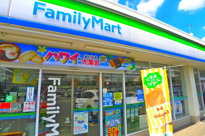 コンビニ　ファミリーマート（コンビニ）まで294m