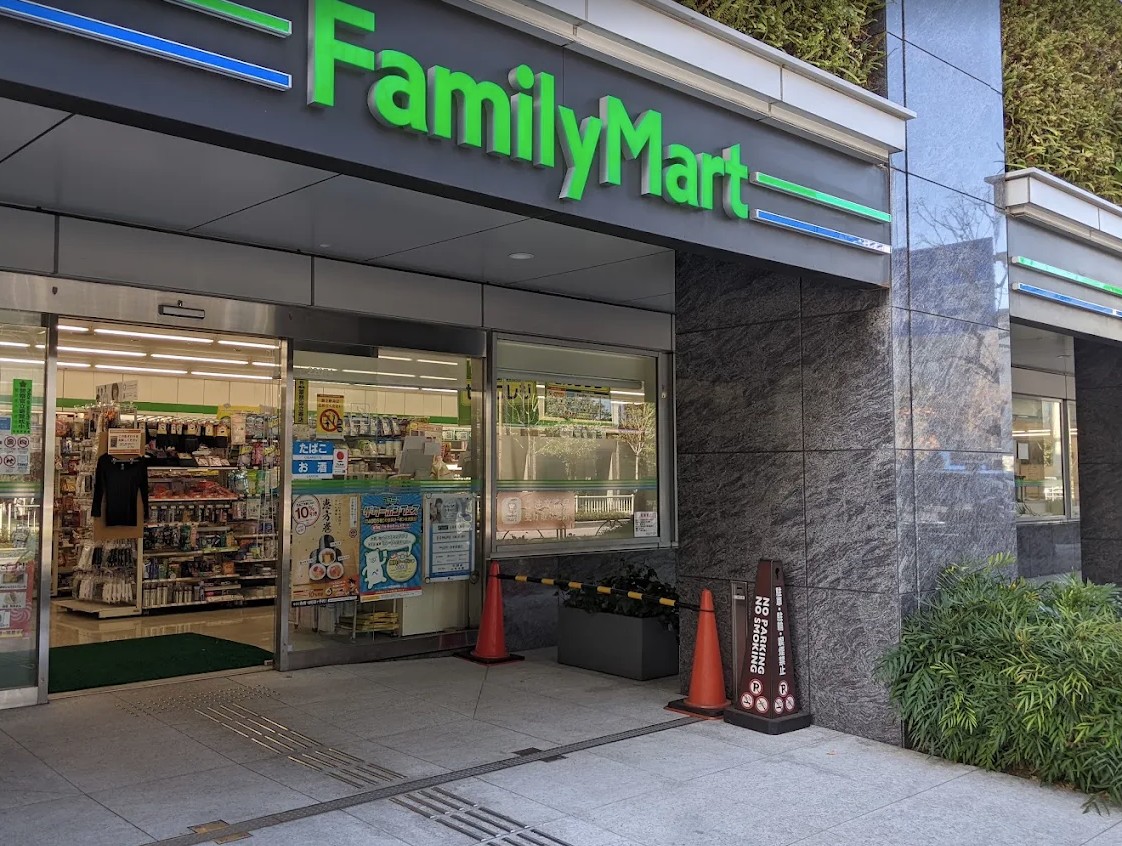 コンビニ　ファミリーマート港南一丁目店（コンビニ）まで462m