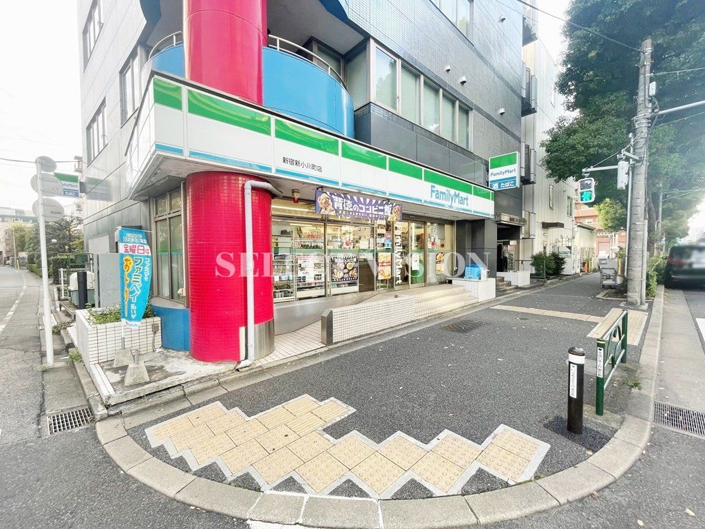 コンビニ　ファミリーマート新宿新小川町店（コンビニ）まで300m