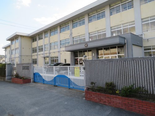 小学校　姫路市立糸引小学校（小学校）まで400m