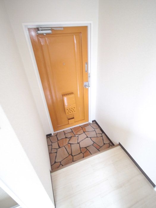 ハイツ上新3西淡路の玄関写真