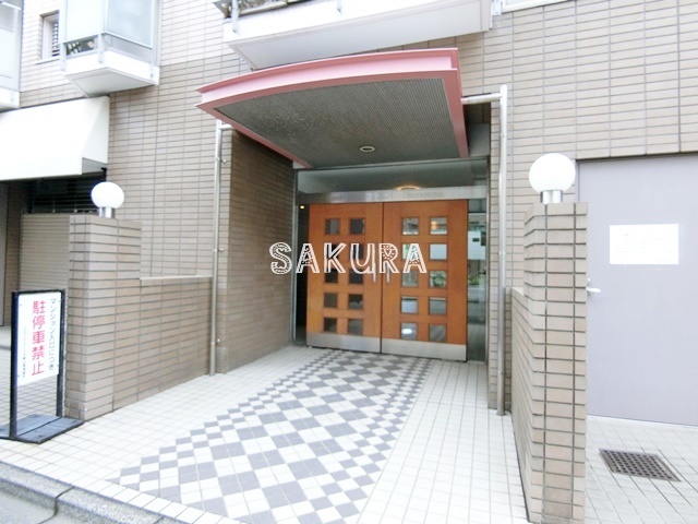 エントランス　重厚感のある建物デザイン♪