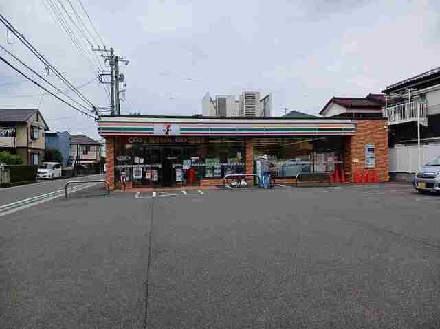 コンビニ　セブンイレブン（コンビニ）まで300m
