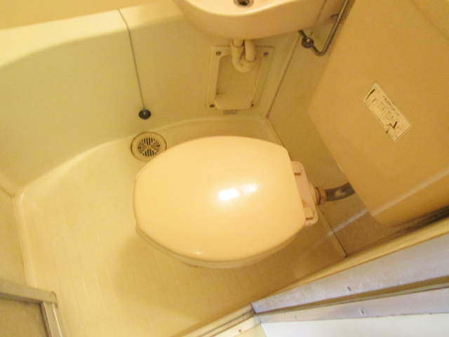 トイレ　清掃前のお部屋です