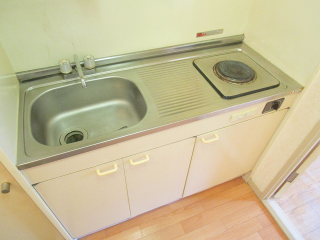 キッチン　清掃前のお部屋です