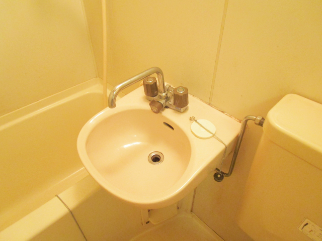 洗面設備　清掃前のお部屋です