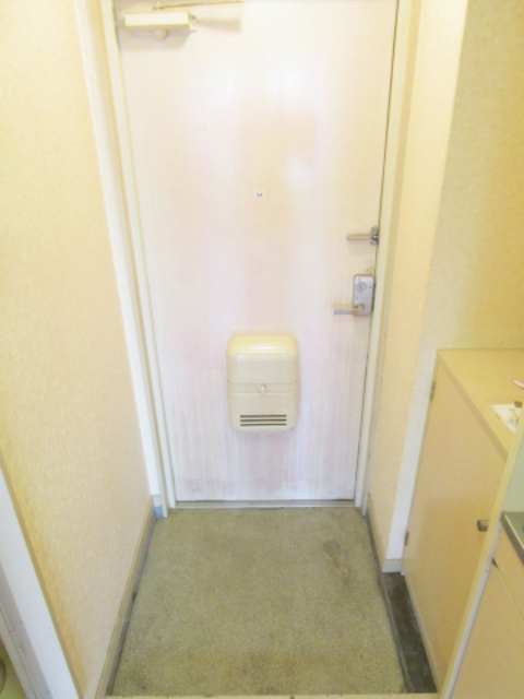 玄関　清掃前のお部屋です