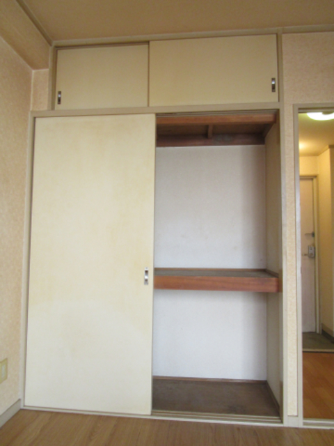 収納　清掃前のお部屋です