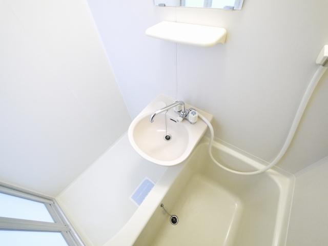 洗面設備　明るい洗面所です