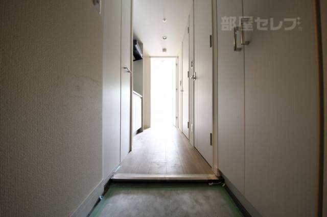 玄関　反転の間取りの写真を使用しています