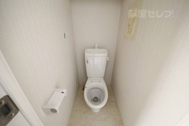 トイレ　反転の間取りの写真を使用しています