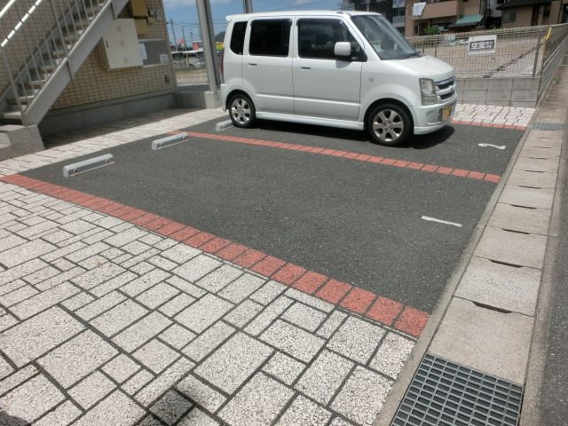 駐車場　敷地内の駐車場が満車の場合は近隣をご紹介します