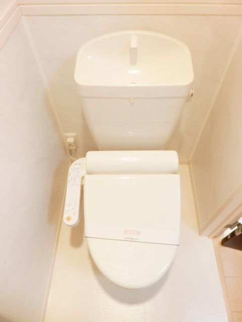 トイレ　温水洗浄便座付きのトイレです
