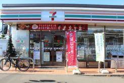 コンビニ　セブンイレブン 三芳竹間沢店（コンビニ）まで590m