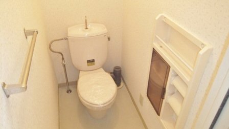 トイレ　棚付きのトイレです。