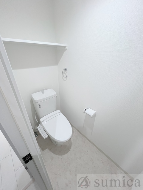 トイレ　人気アイテムの温水洗浄便座。清潔感のあるトイレです。