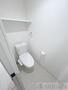 トイレ　人気アイテムの温水洗浄便座。清潔感のあるトイレです。