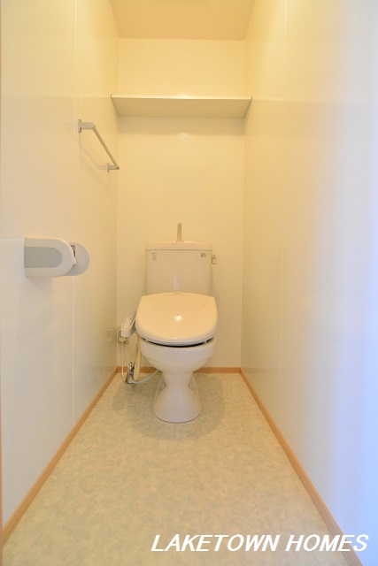 トイレ　上部に収納棚のある温水洗浄便座付のトイレです。