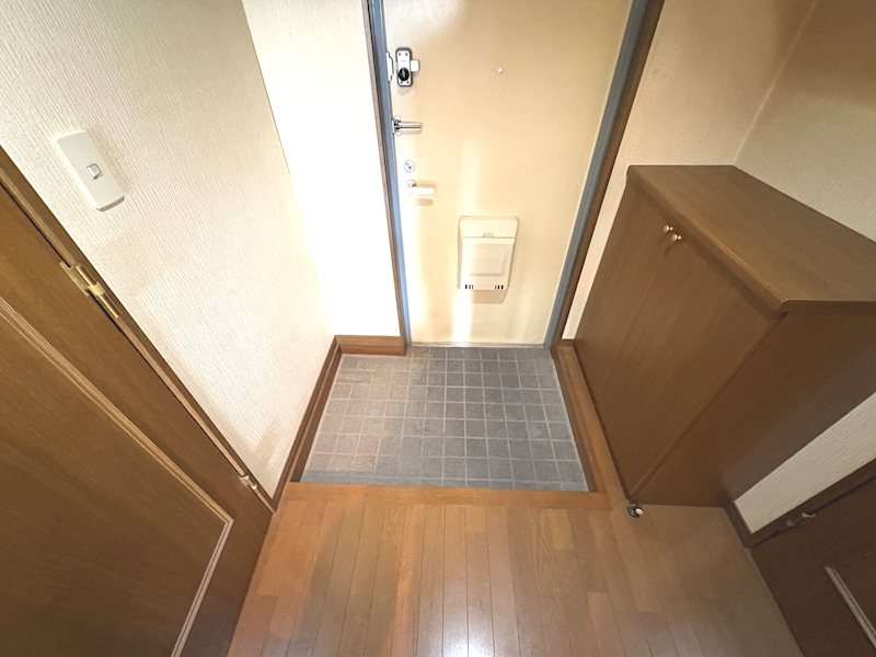 玄関　同タイプ別部屋の写真となります
