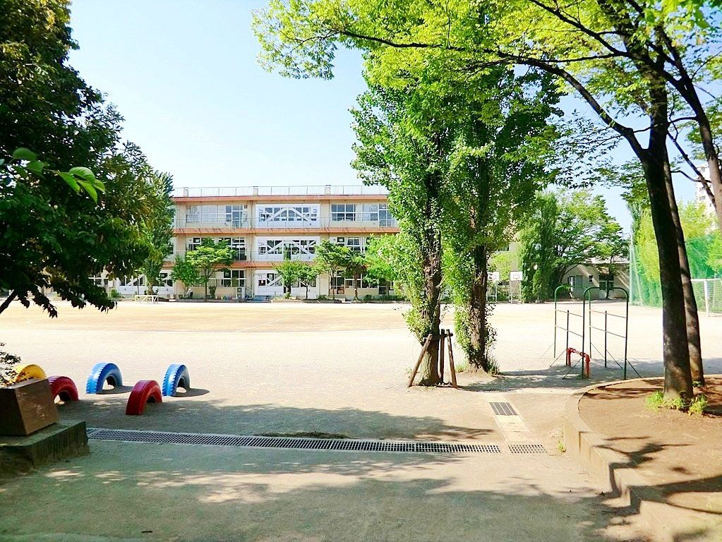 小学校　草加市立草加小学校（小学校）まで1020m