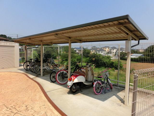 その他共有部分　屋根付きの駐輪場です。