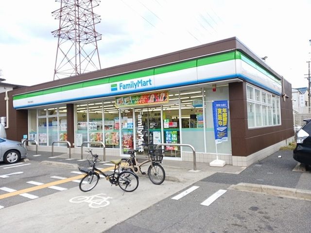コンビニ　ファミリーマート様（コンビニ）まで500m