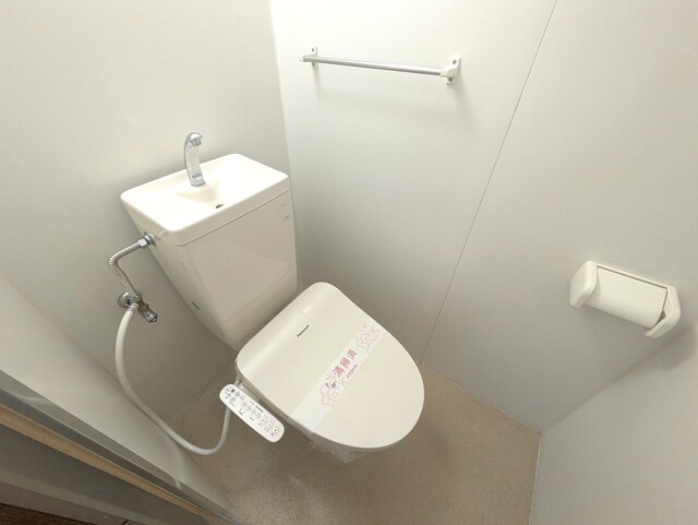 トイレ　★★トイレは嬉しい洗浄機能付き便座です♪★★