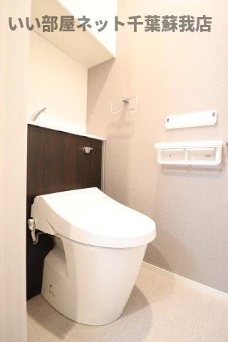 トイレ　落ち着いた色調のトイレです