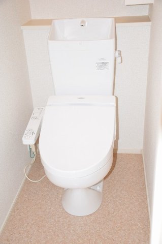 トイレ　落ち着いた色調のトイレです
