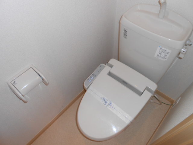 トイレ　温水洗浄便座完備・小物収納棚有り