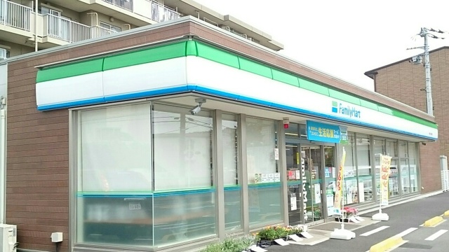 コンビニ　ファミリーマート（コンビニ）まで400m