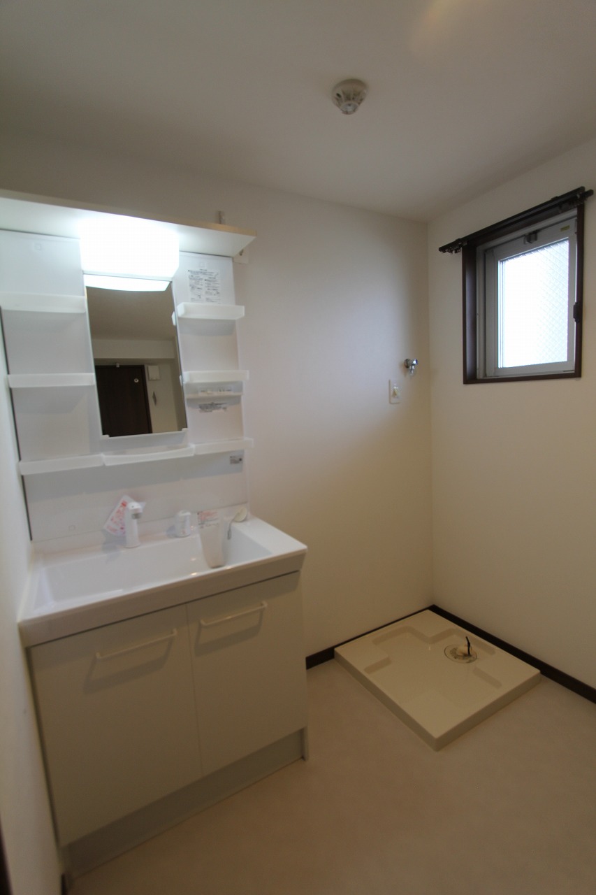 洗面設備　☆窓付です☆