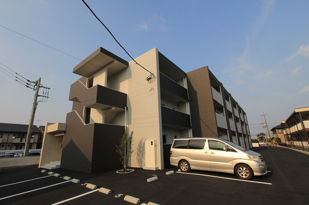 建物外観　☆ネイビーにクリーム色の優しい色合い☆