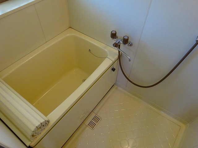 バス・シャワールーム　お風呂・トイレ別のお風呂です。窓が有って換気も楽々です♪