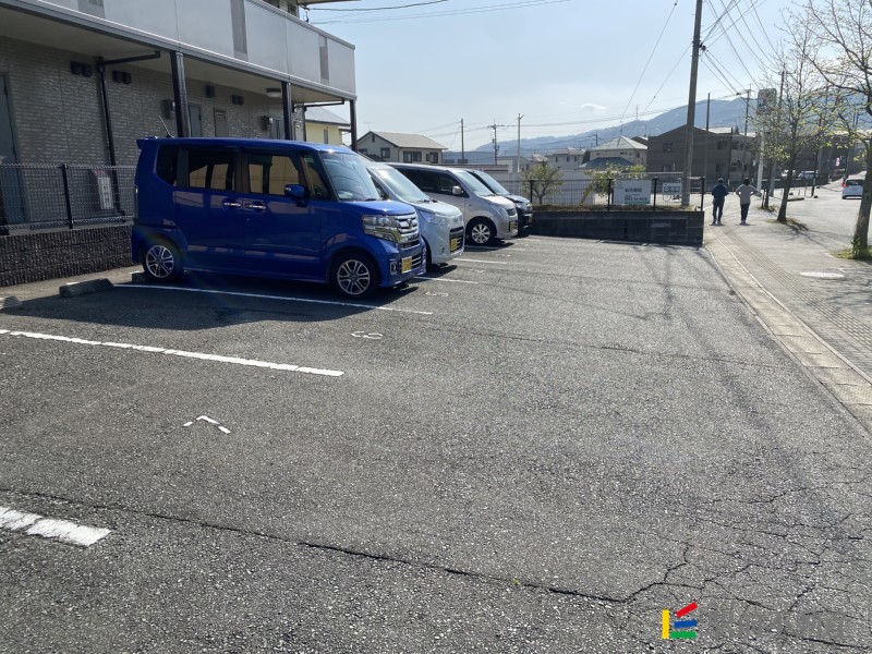 【鳥栖市弥生が丘のアパートの駐車場】