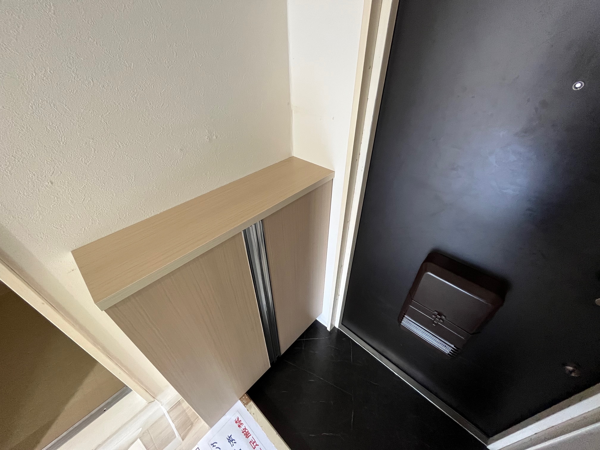 玄関　下駄箱あり　同タイプ別部屋の写真です。