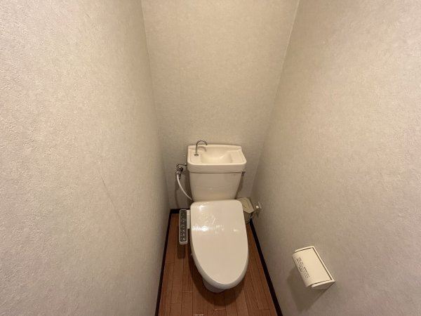 トイレ　温水洗浄便座付きです