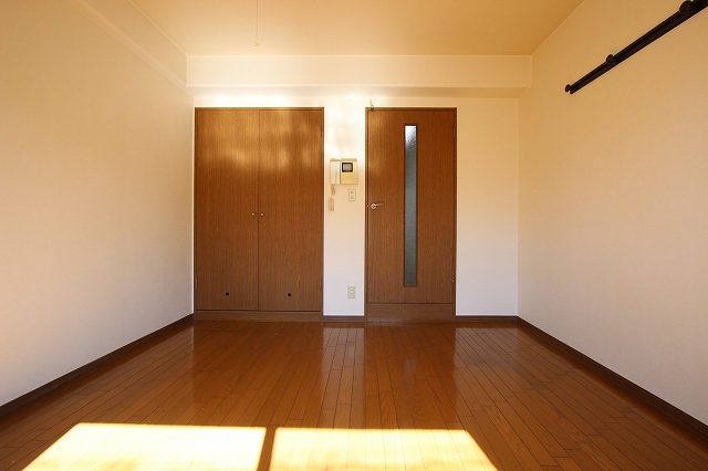 居室・リビング　同物件別号室の写真