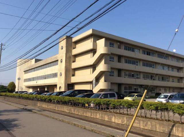 中学校　金沢市立長田中学校（中学校）まで996m