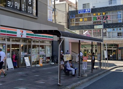 コンビニ　セブンイレブン 松戸五香駅西口店（コンビニ）まで358m