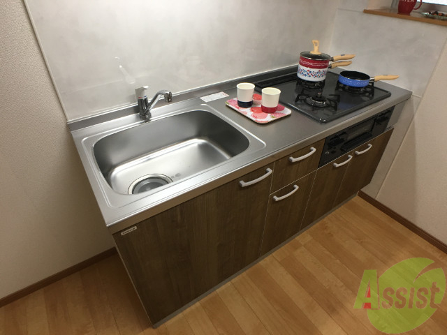 キッチン　キッチンは３口のコンロが備え付けられたシステムキッチンです