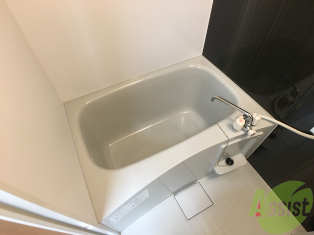 バス・シャワールーム　白くきれいな浴室です、トイレ別で使い易い作りになっています